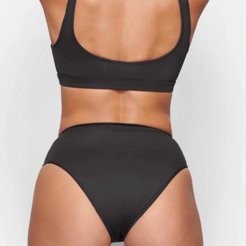 SKIMS RECYCLED SWIM MID WAIST BOTTOM ONYX - S